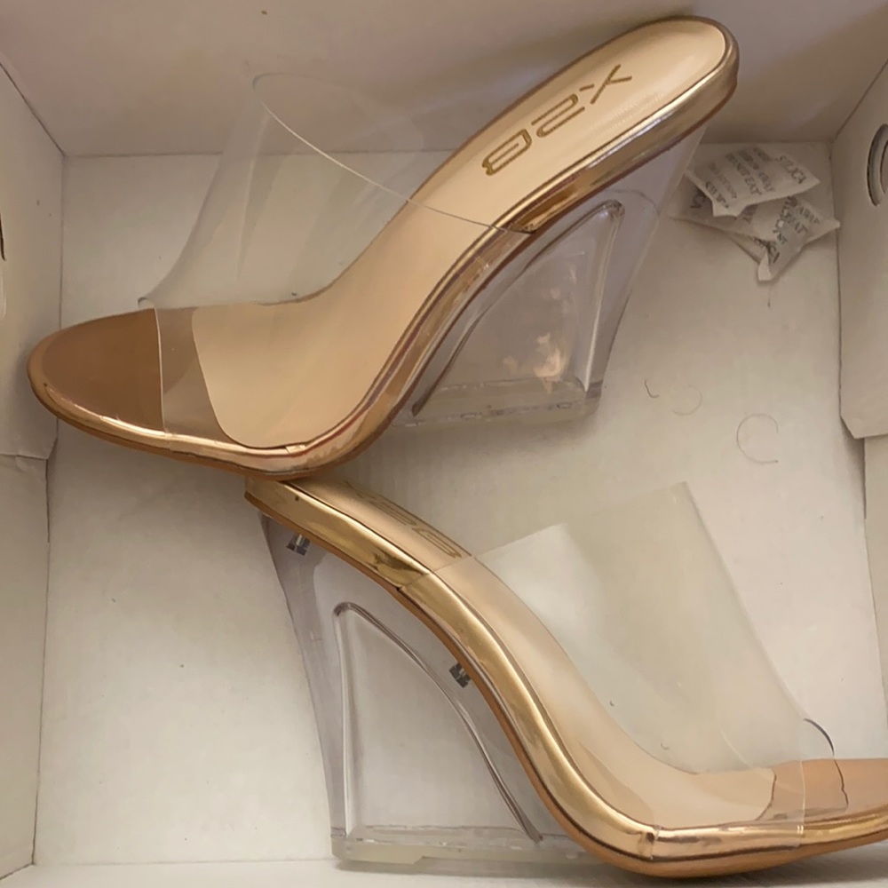 Clear 4 inch wedge heel. Rose gold trimming. W 6.5
